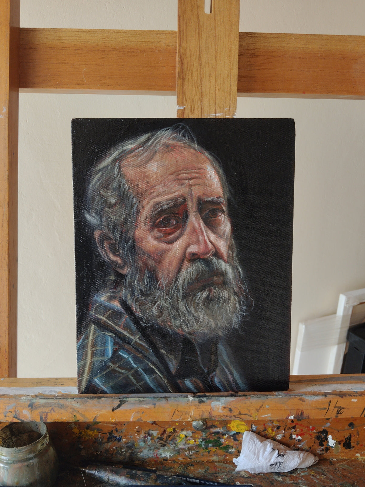 Detalle de retrato de hombre con barba sobre fondo oscuro